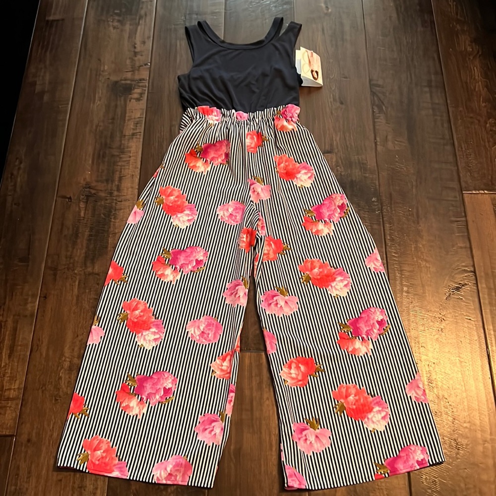 Such a beautiful wide legged jumpsuit with flowers. Great material! - Picture 1 of 4